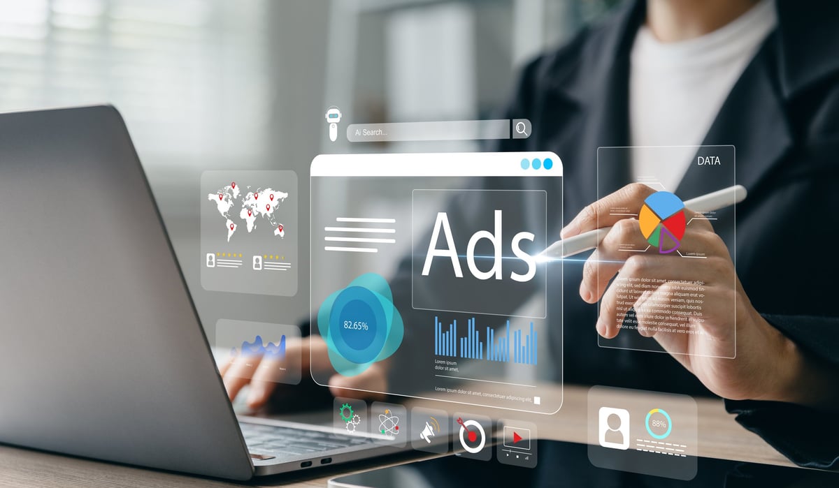 Estrategia de Google Ads — dashboard de campañas publicitarias en laptop